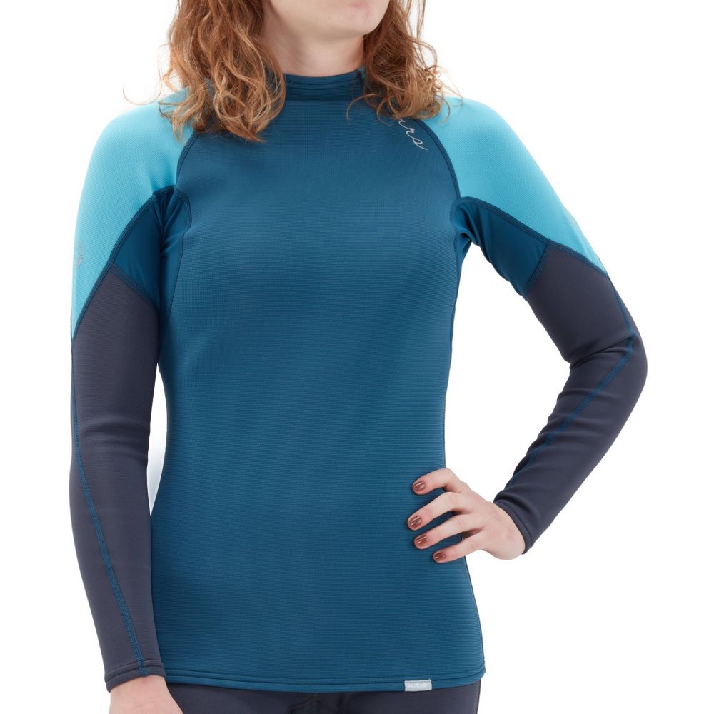 NRS Women&#39;s HydroSkin Long Sleeve Shirt neopren paddeltröja i färg poseidon (blå/turkos), med modell