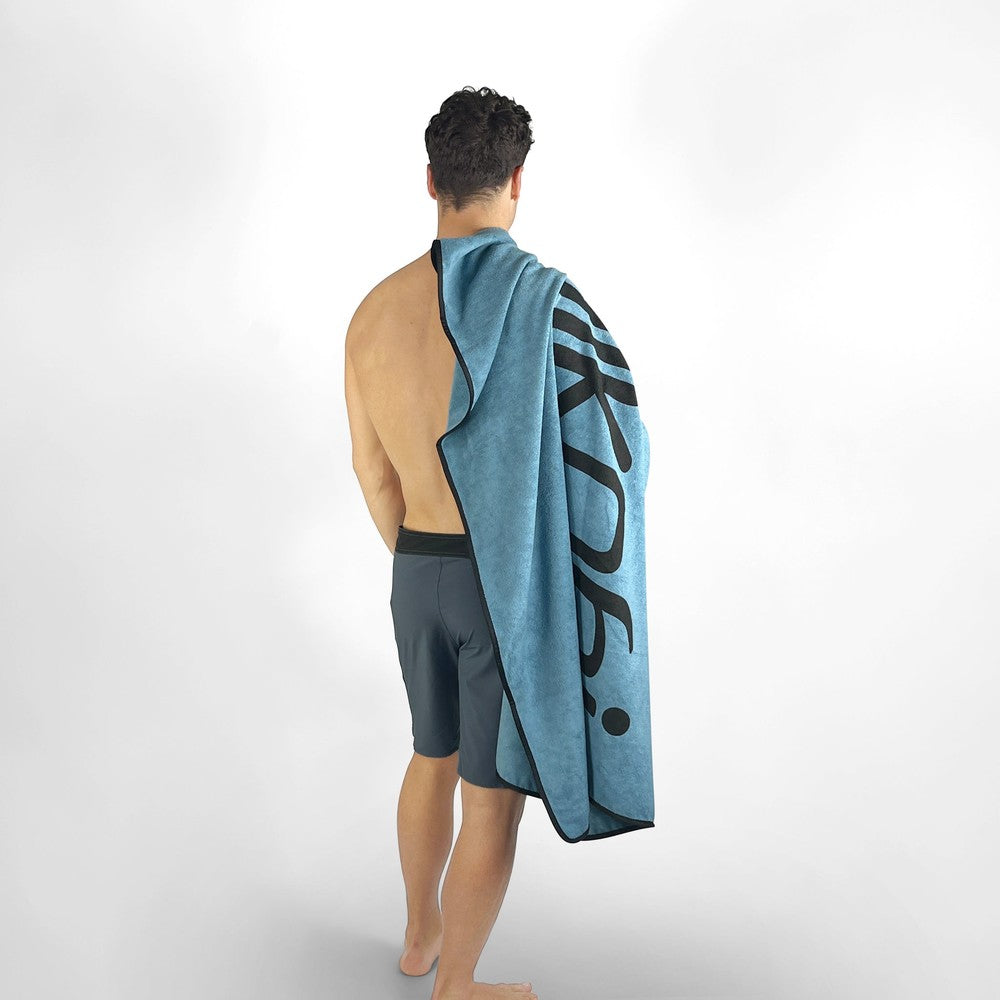 Vaikobi Beach Towel with Zip Pocket Ocean Blue - back shoulder view